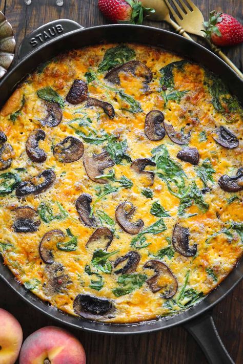 Sausage Frittata with Spinach and Mushrooms. Spinach Mushroom Frittata, Frittata Recipes Breakfast, Low Carb Frittata, Fritatta Recipe, Sausage Frittata, Sweet Potato Frittata, Leftover Baked Potatoes, Brunch Parties, Mushroom Frittata