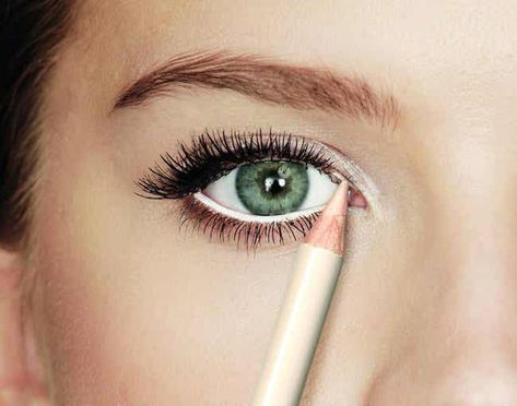 White Eyeliner Pencil, White Eyeliner, Smink Inspiration, Beauty Make-up, Makeup Tricks, Makeup Hacks, Makati, Pencil Eyeliner, Make Me Up