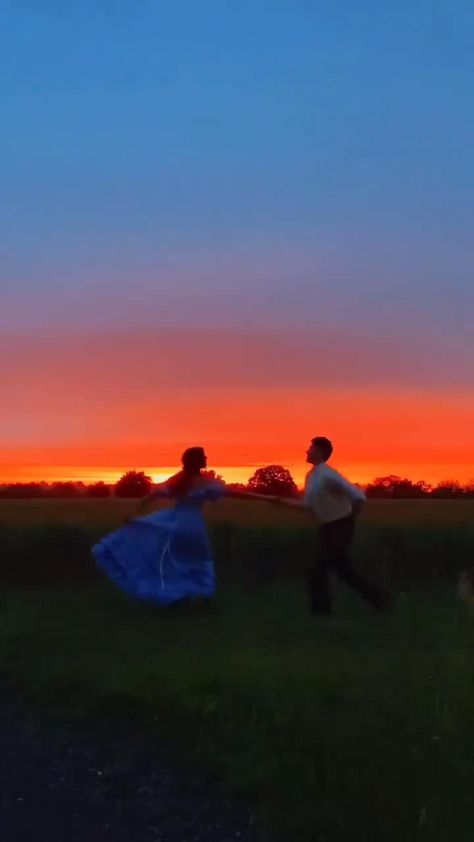 Sweet Dance Couple Aesthetic, Sunset Couple Dance Video, Slow Dance Couple Aesthetic Videos, Couple Asethics Video, Dance Videos Couple, Dancing Aesthetic Couple, Romantic Slow Dance, Couple Dancing Aesthetic Video, Couple Slow Dancing Aesthetic