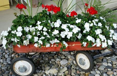 Wagon Garden, Wagon Planter, Container Gardening Flowers, Red Wagon, Garden Containers, Diy Yard, Rustic Garden Decor, Fall Ideas, Rustic Gardens