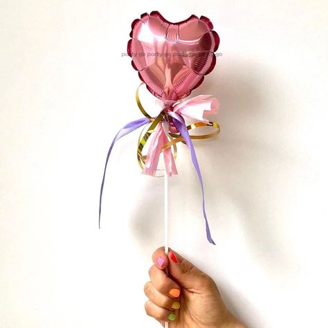 Valentines Balloons Bouquet, Pta Ideas, Balloon Bouquet Diy, Diy Bouquet Wrap, Valentines Balloons, Personalised Gifts Diy, Flower Bouquet Diy, Mini Balloons, Flower Business