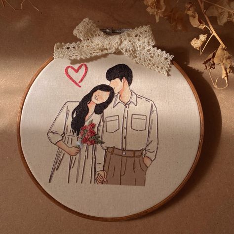 Embroidery Design Ideas Easy, Embroidery Couple Design, Couple Embroidery Design, Couple Embroidery, Embroidered Photo Art, Cups Kitchen, Embroidery Workshop, Embroidery Hoop Art Diy, Embroidery Hoop Crafts