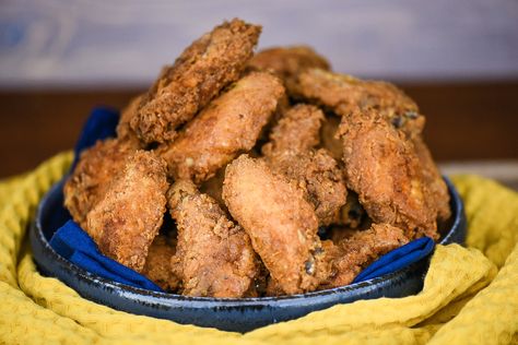 Crispy Chicken Wings, Southern Recipes Soul Food, Fried Chicken Wings, Organic Eggs, Cooking Pan, Whole Chicken, Simple Recipes, Crispy Chicken, Soul Food