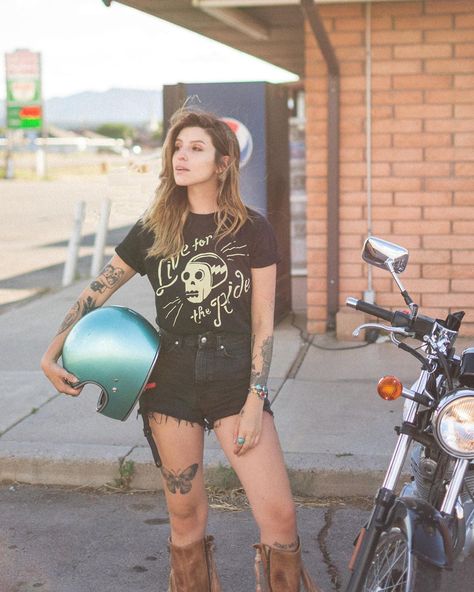 Biker Girlfriend Aesthetic Outfits, Lady Biker Outfits, Biker Babe Outfit, 2010s Outfits, Motor Girl, Biker Chick Outfit, Chicks On Bikes, Paddock Girls, Biker Outfit