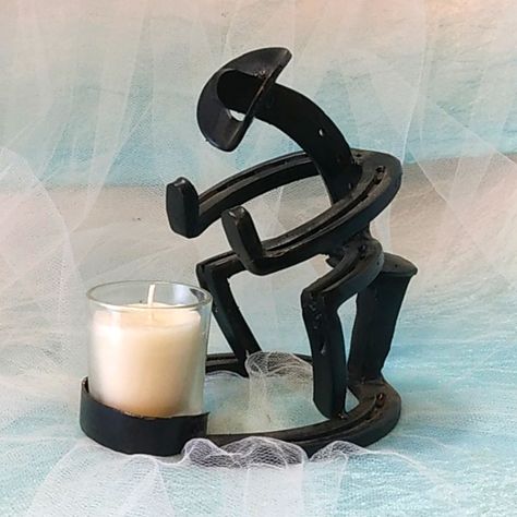 See Pics For Wear M Horse Shoe Christmas Crafts, Horseshoe Candle Holder, Horseshoe Crafts Projects, Welded Metal Projects, Welding Crafts, Horseshoe Decor, Horseshoe Crafts, Horseshoe Art, Horse Decor