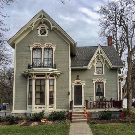 Suburban Architecture, Abandoned Dollhouse, Vintage House Exterior, Old House Exterior, Victorian Homes Exterior, Victorian Houses, Victorian House, Cute House, Sims House