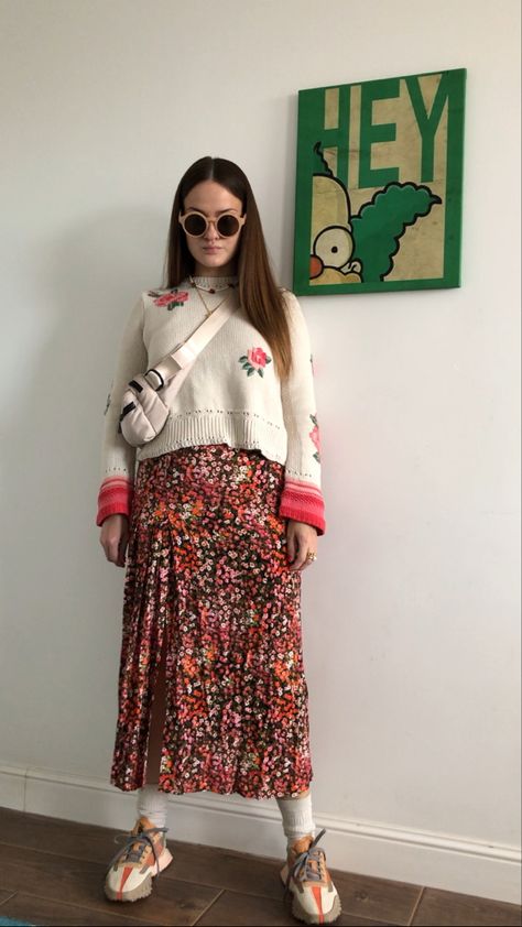 Glasses Crochet, Comfy Skirt, Printed Long Skirt, Skirt And Sneakers, Round Glasses, Balance Sneakers, Print Sneakers, New Balance Sneakers, Slip Skirt