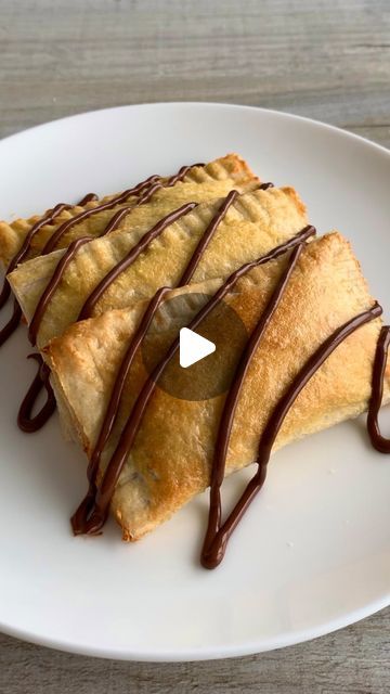 Fitwaffle Kitchen | Eloise on Instagram: "4-INGREDIENT NUTELLA TOAST PIE 😍  These little pies are so quick and easy to make and they taste absolutely delicious! They’re crisp on the outside and filled with warm, melted Nutella 🤤  You can bake them in the air fryer or the oven and you only need 4 ingredients 🙌  Sound on for full instructions 🔉  All you need is:  Soft bread Nutella Egg wash: 1 small egg + 1 tsp milk  I made 3, but feel free to make as many or as little as you like 🥰  Air fry at 180C for 5 minutes or bake in the oven at 200C (fan) for 7-8 mins or until crisp and golden brown 🤌  Enjoy! #fitwaffle #fitwafflekitchen" Nutella Toast Pies, Air Fryer Baking Recipes, Bread Nutella, Fitwaffle Kitchen, Nutella Toast, Soft Bread, 4 Ingredient, Egg Wash, Air Fry