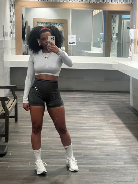 Black Fit Woman Aesthetic, Black Fit Girl Aesthetic, Black Womens Fitness Inspiration, Gym Girl Black Aesthetic, Black Woman Working Out, Black Gym Girl Aesthetic, Manifesting Photos, Black Gym Girl, Gym Aesthetic Black Women