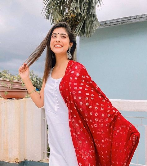 White Kurta With Red Dupatta, Jaipuri Dupatta, Colour Aesthetic, Red Dupatta, Red Kurta, Ethnic Suit, Insta Poses, White Kurta, Casual Indian Fashion