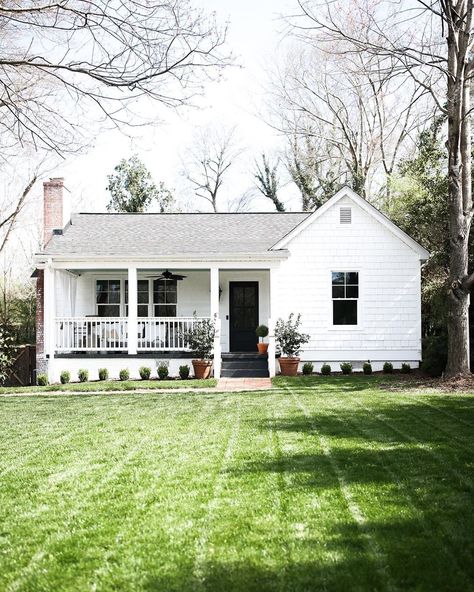 Cloudy Morning, French Farmhouse Style, Small Cottage Homes, Sunday Friends, Cottage Exterior, Casa Vintage, Small Farmhouse, Style Cottage, Casa Exterior