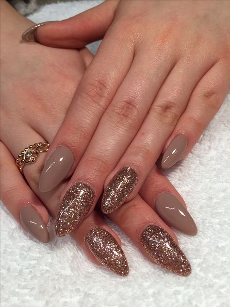 Nail Art For Indian Skin, Nude Colour Nail Art, Mocha Color Nails, Cute Nail Extensions, Desi Wedding Nails, Nails With Mehendi, Nail Art For Engagement Brides, Champagne Nails Wedding, Festive Nails Indian