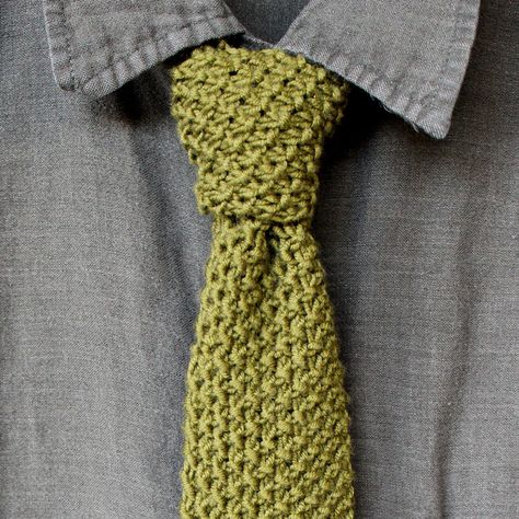 How to Knit a Necktie - Free Knitting Pattern + Video Tutorial by Studio Knit Weave In Ends Knitting, Knitted Heart Pattern, Necktie Pattern, Knitted Accessories, Studio Knit, Knit Bag, Knit Scarves, Yarn Craft, Tie Pattern