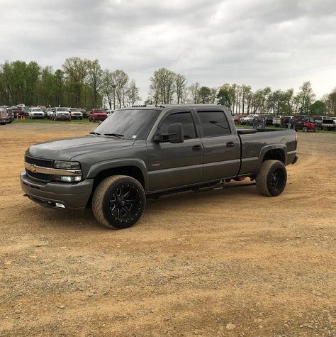 @kyle_fizel and his clean LB7! #diesel #diesels #dieseltrucks #trucks #Cummins #Powerstroke #Duramax #Chevy #Ford #Dodge #Fordtrucks #GMC… Lb7 Duramax Diesel, Chevy 2500hd, Welding Trucks, Gmc Trucks Sierra, Chevy Duramax, Gmc 2500, Chevy Trucks Silverado, Duramax Diesel, Chevy Pickup Trucks