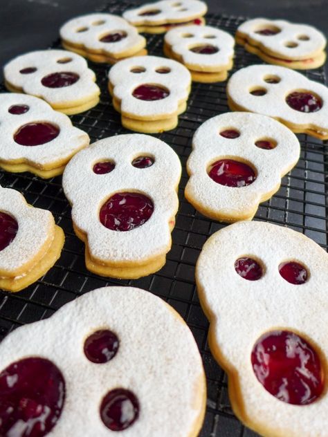 Halloween Sandwich Cookies, Spooky Sleepover, Halloween Sandwiches, Halloween Jelly, Jam Sandwich, Screaming Skull, Recetas Halloween, Skull Cookies, Biscuit Sandwich