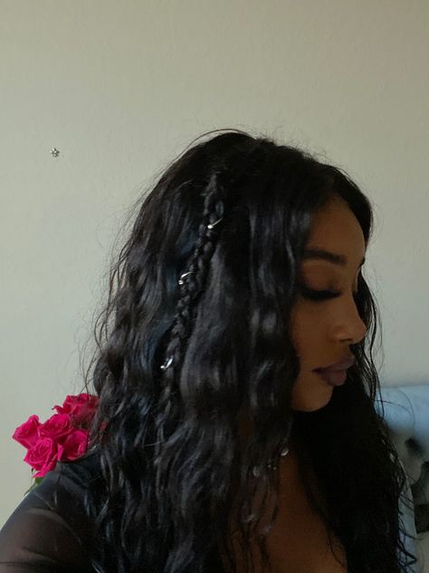 One Braid In Hair Down, Wavy Concert Hair, Sza Concert Hair Ideas, Wavy Hair With 2 Front Braids, Braids And Hair Down, Jhene Aiko Concert Hairstyles, Wavy Hair With Braids On The Side, Hairstyles For Long Hair With Braids, Wavy Crimped Hairstyles