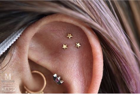 Flat Ear Piercing, Third Piercing, Flat Piercing, Ear Piercings Chart, Nail Piercing, Cool Ear Piercings, Pretty Ear Piercings, Cool Piercings, Cute Ear Piercings