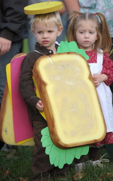 sandwich costume Sandwich Halloween Costume, Sandwich Costume Diy, Sandwich Costume, Diy Customes Halloween, Butter Costume, Work Costumes, Ideas Disfraz, Sibling Costume, Handmade Halloween Costumes