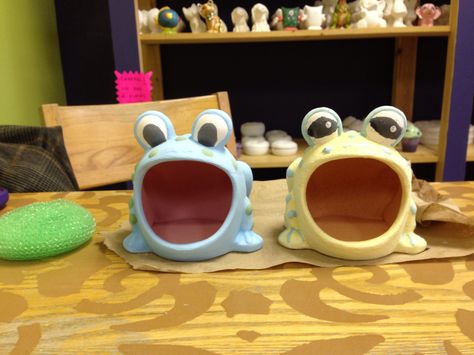 Frogs painted at wet paint Elementary Clay, Clay Monsters, Pinch Pot, Pinch Pots, Pottery Classes, Art Lesson, Exclusive Gift, Lesson Ideas, Art Stuff