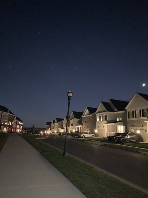 Houses At Night Aesthetic, Usa Night View, Quiet Pics Aesthetic, American Neighborhood Houses, American Houses Aesthetic, Usa House Aesthetic, Rich Suburban Aesthetic, Rich Neighborhood Aesthetic, American Neighborhood Aesthetic