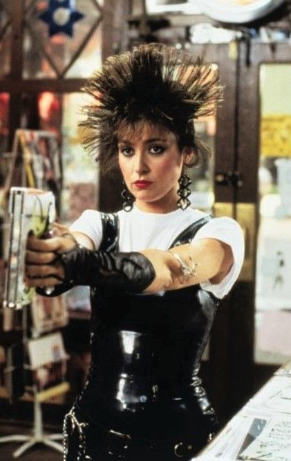 Annie Potts as Iona in Pretty in Pink (1986) Pretty In Pink Movie, John Hughes Movies, Jon Cryer, Annie Potts, Pink Movies, Requiem For A Dream, Teens Movies, John Hughes, Black Punks