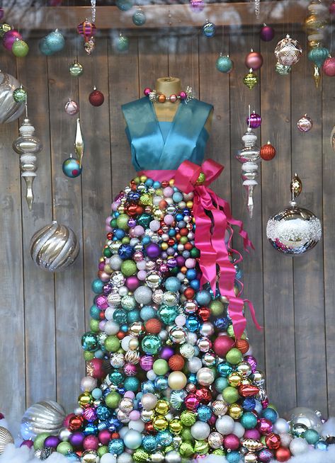 Christmas window display made out of ball ornaments. Holiday Window Display, Window Designs, Christmas Window Display, Christmas Window, Christmas Display, Christmas Snow, Window Design, Ball Ornaments, Window Display