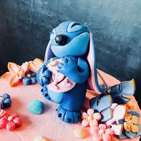 Stitch is zo populair ik heb al meerdere keren een leuke taart van hem mogen maken! Volgend jaar krijgt hij zelfs een live action movie! #Stichthemovie Deze keer heb ik een handgemaakt 3D Stitch van fondant gemaakt en ik vind hem wel heel schattig geworden en jullie? Stuur me een berichtje als jij ook een tof idee hebt voor wen taart bestelling! > 📧💞🙏🍰 #liloandstitch #liloandstitchcake #cutestitch #taartbestellen #taartinbrabant #denboschtaart #kindertaart #themataarten #verjaardagstaart... Live Action Movie, Action Movie, Lilo And Stitch, Live Action, Fondant