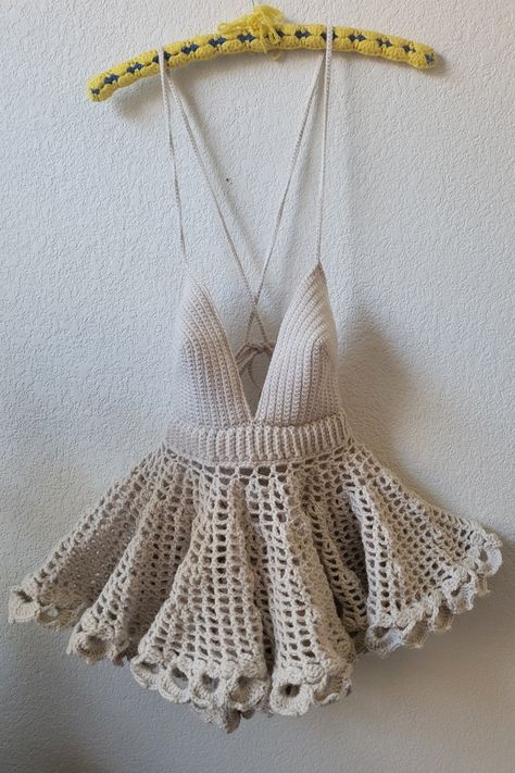 Crochet Top Tutorial Crochet Nomes, Mini Skirt Tutorial, Babydoll Top Pattern, Crochet Babydoll Dress, Crochet Lingerie Pattern, Crochet Beach Skirt, Babydoll Top Outfit, Crochet Swimsuits Pattern, Crochet Top Tutorial