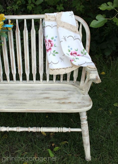 Distressed Bed Frame, Wooden Bench Indoor, Chalk Painting Furniture, Bench Makeover, Diy Benches, Painted Outdoor Furniture, Paint Furniture Diy, Diy Outdoor Patio, Furniture Transformation