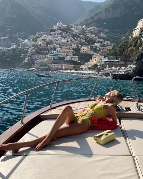 Positano Beach, Yachts Girl, Boat Pose, Leonie Hanne, Boat Pics, Casual Chic Summer, Positano Italy, Yacht Life, Italy Aesthetic