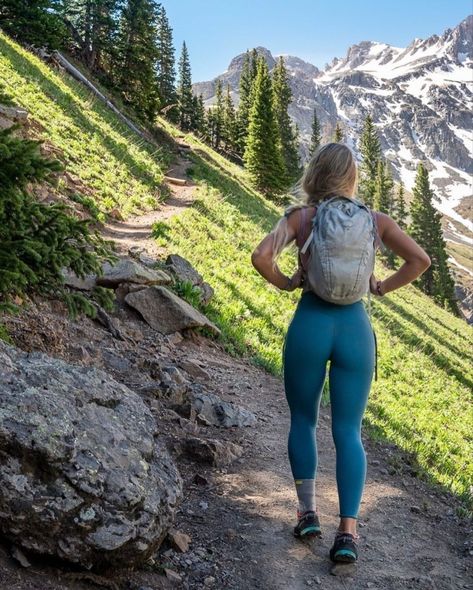 Glute Inspo Pics, Womans Hiking Outfit, Hike Outfit Summer, Hiking Vibes, Outdoor Fits, Hike Outfit, Trail Outfits, Hiker Girl, Granola Outfits