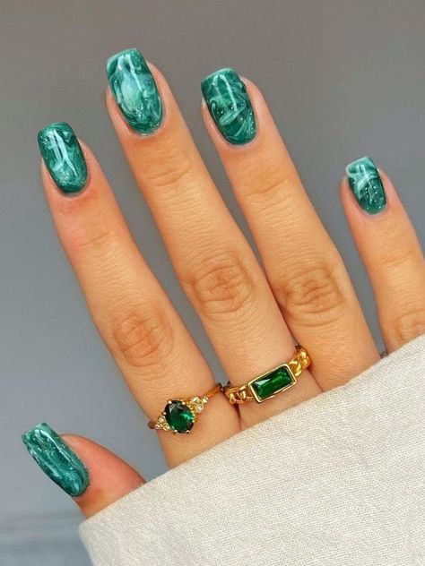 short emerald green marble nails Emerald Green Nails Gold Foil, May Birthday Nails Emerald, Emerland Green Nails Design, Nails Green Blue, Emerald Green Nail Ideas, Dc Nails, Mail Inspo, Cruise Nails, Dark Green Nails