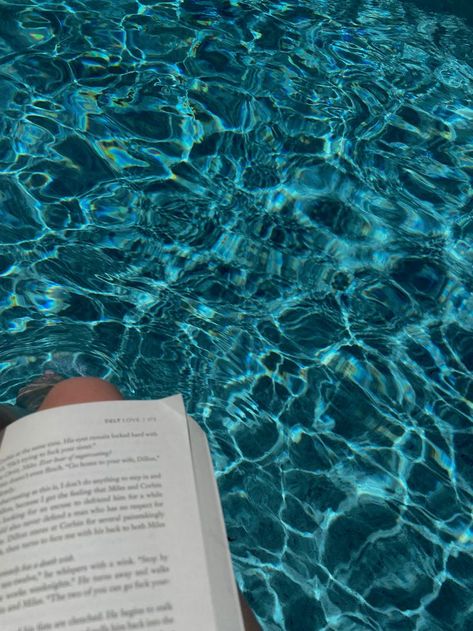 Pool And Book Aesthetic, Summer Aesthetic Swimming, Book Pool Aesthetic, Books Summer Aesthetic, Aesthetic Water Pictures, Reading By The Pool Aesthetic, Piscinas Aesthetic, Pool Asthetic Picture, Aesthetic Pool Photos