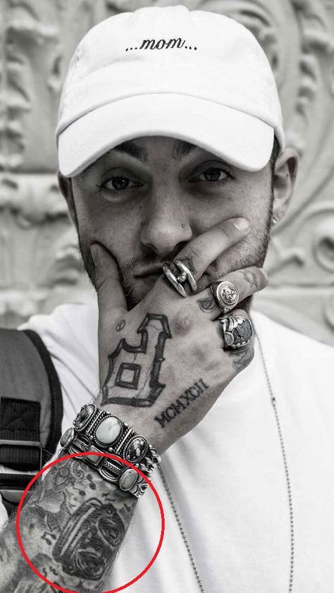 Near his right hand’s wrist, Mac Miller also had a boombox tattoo. Boomboxes are the symbol of reminiscing about the past and more of the tribute by music lovers for music. Mac Miller Quotes, Mac Miller Ariana, Mac Miller And Ariana Grande, Mac Miller Albums, Mac Miller Tattoos, Ariana Grande Mac, Thumbs Up Sign, New Mac, Boy Tattoos