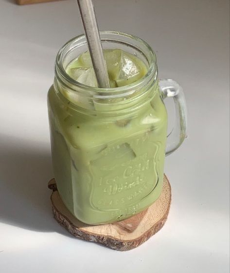 Mint Green Aesthetic, Matcha Drink, Hijau Mint, Green Drinks, Iced Matcha, Aesthetic Coffee, Matcha Latte, Matcha Green Tea, Green Smoothie