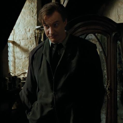 ᴘʀɪsᴏɴᴇʀ ᴏғ ᴀᴢᴋᴀʙᴀɴ Remus Lupin Prisoner Of Azkaban, Remus Lupin David Thewlis, Harry Potter Lupin, Remus Lupin Icons, Professor Lupin, Lupin Harry Potter, David Thewlis, Harry Potter Icons, Harry Potter Actors