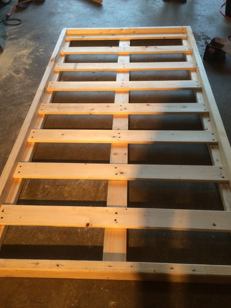 Trundle Beds Diy, Pallet Day Bed, Bed Made From Pallets, Roll Out Bed, Pallet Patio Furniture Diy, Day Bed Frame, Pallet Daybed, Trundle Bed Frame, Made From Pallets