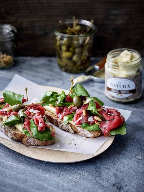 Toast with beef carpaccio | Natura Parmesan Toast, Caper Berries, Shaved Parmesan, Beef Carpaccio, Grill Party, Bruschetta Recipe, Watercress, Toast Recipes, Sourdough Bread