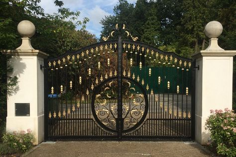 MERCURY | North Valley Forge Round Gate Design, Main Gates For Houses, Modern Iron Gate Designs, Entrance Gates Driveway, Fence Balcony, Glass Architecture, Estate Gates, Home Gate Design, Modern Gate