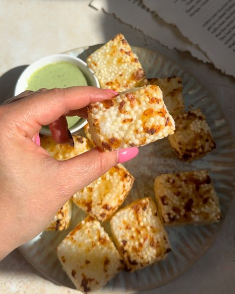 Halloumi tapioca bites — Truffle&Egg recipes Dinner Party Entrees, Party Entrees, 3 Ingredient Recipe, Cheese Empanadas, Cheesy Snack, Spicy Dipping Sauce, Dessert Bites, 3 Ingredient Recipes, Bread Appetizers