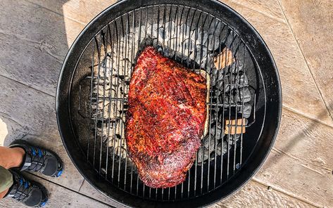 How to Smoke Brisket on a Weber Grill – Texas Monthly Cooking Beef Ribs, Weber Grill Recipes, Charcoal Grill Recipes, Slow Smoked Brisket, Grilled Brisket, Cleaning Bbq Grill, Brisket Oven, Weber Charcoal Grill, Homemade Bacon