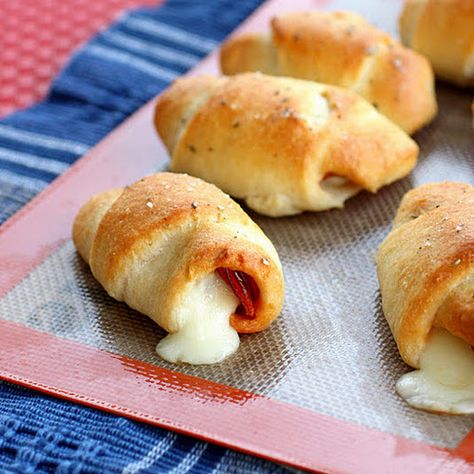 Pepperoni Cheese Stick Roll-ups The Girl Who Ate Everything, Cheese Stick, Diner Recept, Cheese Sticks, Roll Ups, Marinara, The Girl Who, I Love Food, Appetizer Snacks