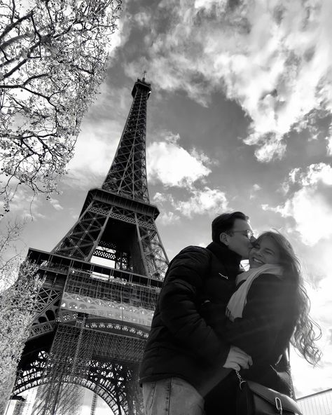 A couple kisses under the Eiffel Tower in Paris. The picture is black and white. Paris Photo Ideas Couple, Paris Balcony, Paris Winter, Paris Couple, Instagram Couples, Paris Aesthetic, Paris Pictures, Living In Paris, Instagram Influencer