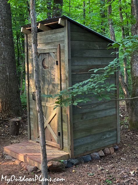 Outhouse Bathroom Ideas Diy, Outhouse Plans How To Build, Well Pump House Ideas Buildings, Garden Outhouse Ideas, Simple Outhouse Plans, Out House Ideas, Outhouse Diy, Simple Outhouse, Cute Outhouse