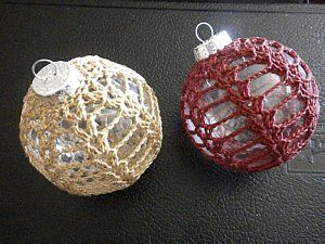 10 Inexpensive Scrap Yarn Christmas Crochet Patterns - Meladora's Creations Crocheted Ornaments, Crochet Christmas Ornaments Free, Crochet Ornament Patterns, Crochet Ball, Crochet Xmas, Crochet Christmas Decorations, Crochet Ornaments, Crochet Snowflakes, Holiday Crochet