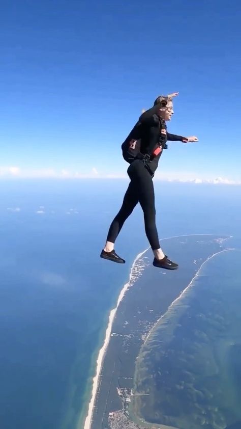 thecooltravel on Instagram: @kuczynska.maja performing some pretty epic moves while sky diving cc: @mairis_l #adrenaline #extreme #adrenalinejunkie #adrenalinerush… Jumping Gif, Adrenaline Rush, Action Sports, Skydiving, Extreme Sports, Beautiful Sky, Vacation Trips, Nice View, Diving