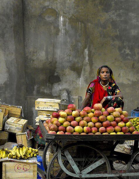 Fruit seller: colors of India. Fresh Fruit Recipes, Amazing India, We Are The World, Rishikesh, Varanasi, South Asia, Food Market, People Of The World, World Cultures