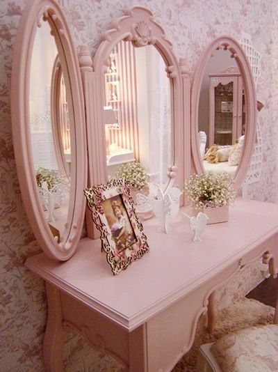 Penteadeira pink para princesas! Vanity Goals, Shabby Chic Decorating, Pink Rooms, Makeup Vanities, Pink Vanity, Deco Rose, Shabby Chic Dresser, Casa Vintage, Shabby Chic Bedroom