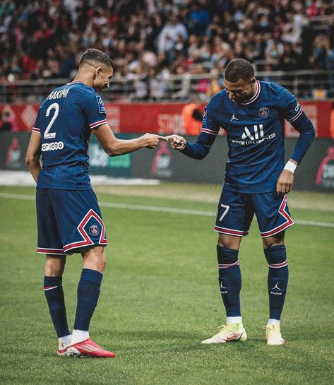 F O O T B A L L E D I T S ! on Instagram: “Nothing Just amazing duo. 🌠🇲🇦🇫🇷 // 📸: Getty Images • • • • #ligue1 #PSG #paris #parissangerman #parissantgermain #psgfcb #allezparis…” Psg Players, Mbappe Hakimi, Achraf Hakimi, French Football Players, France National Team, Neymar Psg, Cr7 Messi, Ronaldo Football, Leonel Messi