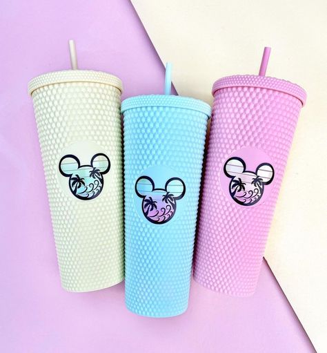 Studded Cup Designs, Studded Tumbler Ideas, Bff Accessories, Customized Tumblers, Studded Tumbler, Diy Gift Set, Pretty Mugs, Cup Designs, Cup Crafts